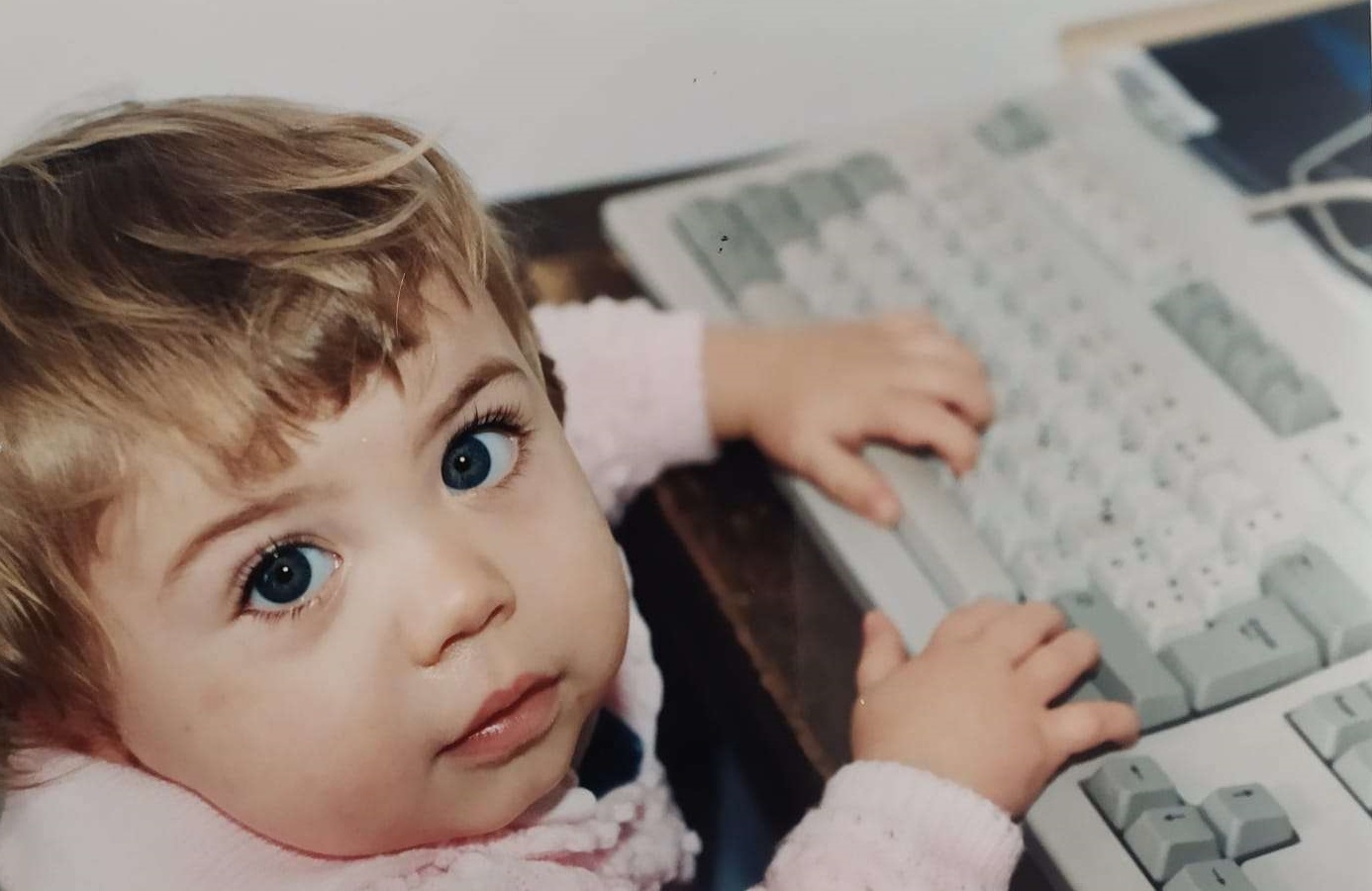 Antoine Bureau enfant devant un clavier, photo personnelle